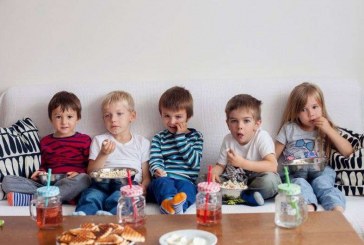 دراسة: مشاهدة التلفزيون أثناء تناول الطعام تؤثر سلبا على القدرات اللغوية للأطفال