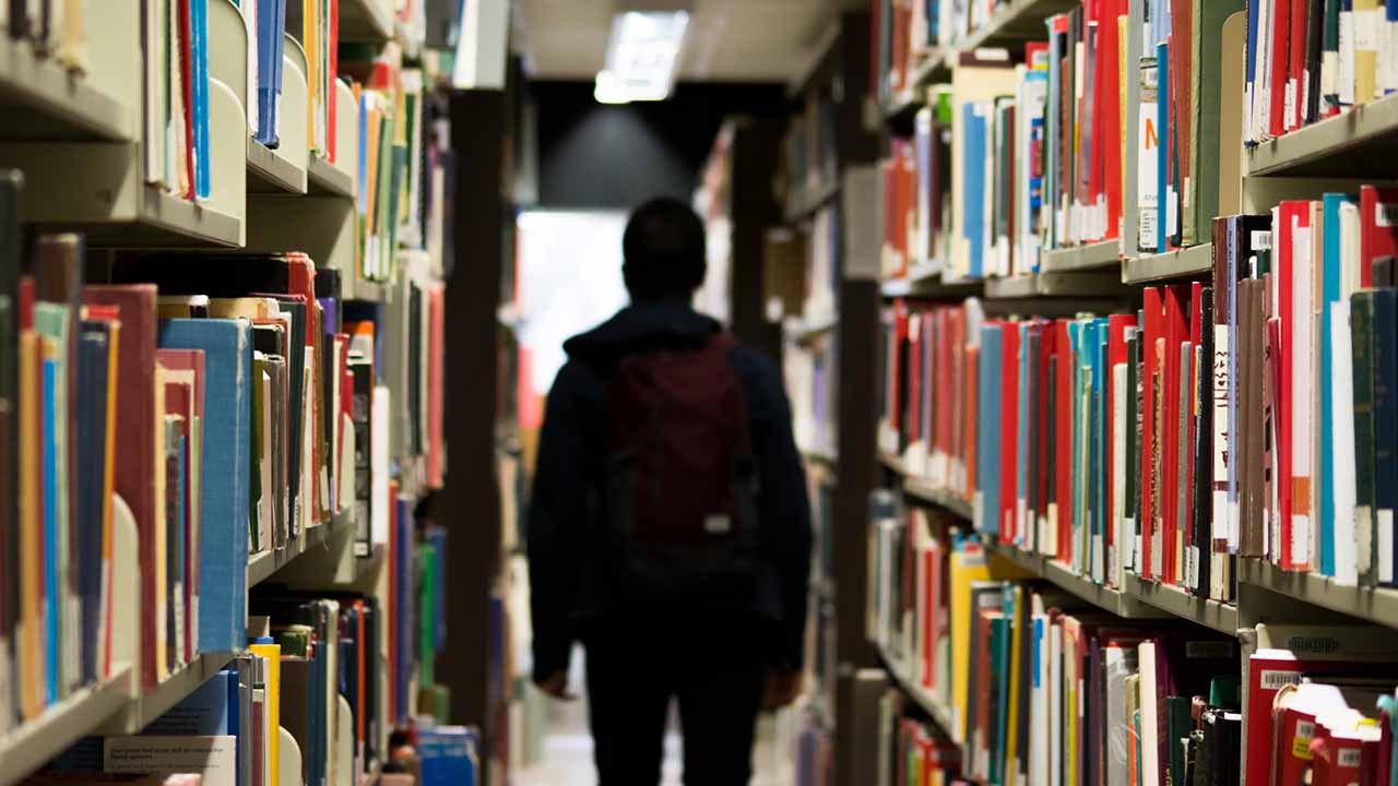 كيف تنشر كتابك الأول بأقل تكلفة مادية؟