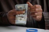 تهريب الدولار يقض مضاجع الدينار العراقي