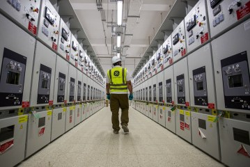 الهَدْر الكبير: أزمة الكهرباء في العراق والتنافُس بين شركتي «سيمنز» و«جنرال إلكتريك»