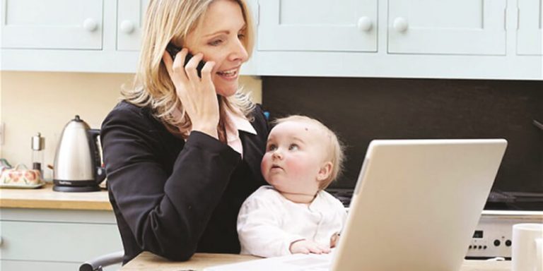 عمل المرأة وأثره على بعض وظائفها الأسرية
