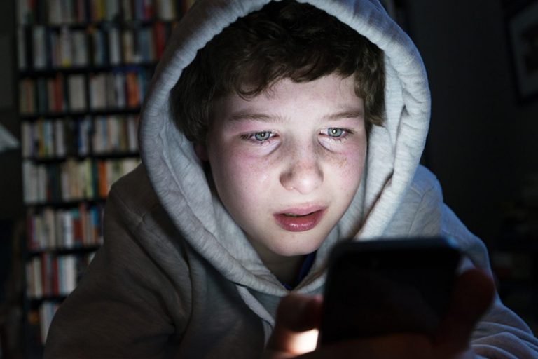 مواقع التواصل وألعاب الفيديو طريق سهل للمتاجرين بالبشر
