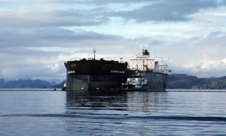 خزان النفط صافر يعيد للأذهان حادثة ناقلة النفط إكسون فالديز Exxon Valdez من جديد، فماذا حصل في تلك الحادثة وكيف تم مكافحة التلوث
