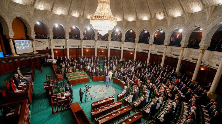 تداعيات محتملة : تونس إلى أين بعد قرار حل البرلمان؟