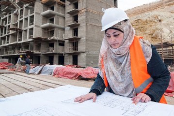 هل عمل المرأة ترف أم حاجة حقيقية؟