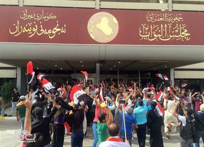استطلاع للرأي : من بين كل خمسة عراقيين هناك أربعة يعتبرون اقتحام البرلمان يعقّد الأزمة السياسية