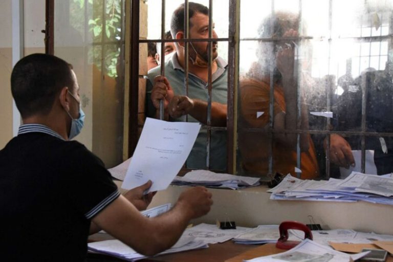 القطاع العام حلم الشباب العراقي وكابوس للدولة