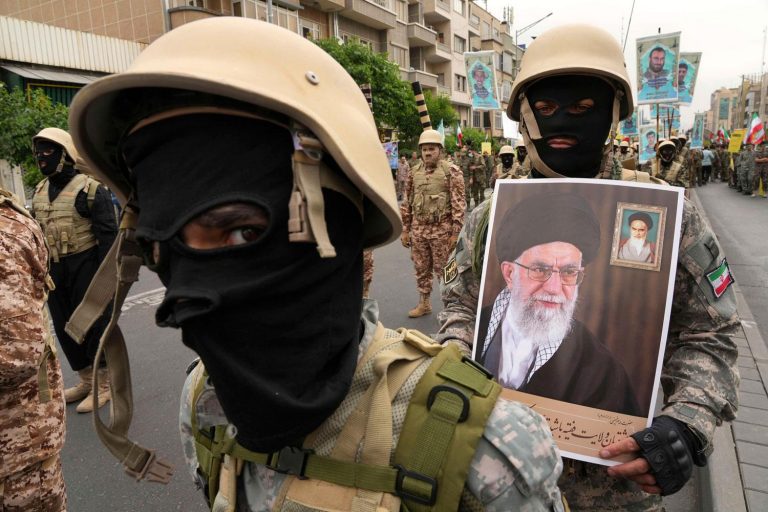 لماذا تركز إيران مجدداً على “تصدير الثورة”؟