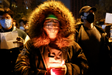 “صفر كوفيد” الصينية: مظاهرات في الداخل وتباطؤ اقتصادي في الخارج