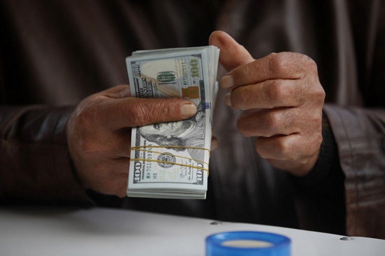 تهريب الدولار يقض مضاجع الدينار العراقي