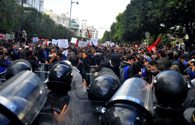 انسدادٌ كاملٌ في تونس: تَبِعات تعثُّر المشروع السياسي للرئيس قيس سعيّد