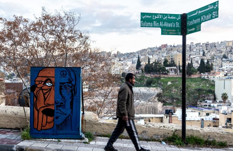 الفاتورة الباهظة للعجز المالي: هل يخرج الأردن من مأزق الدَّين العام المُتفاقِم؟