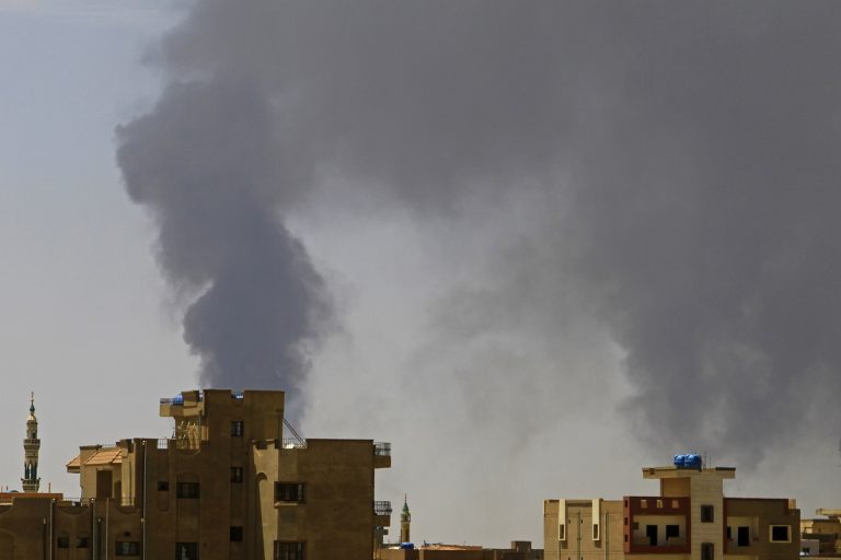 الحل التفاوضي مُقابِل الحسم العسكري: مبادرات وقف إطلاق النار ومستقبل النزاع في السودان