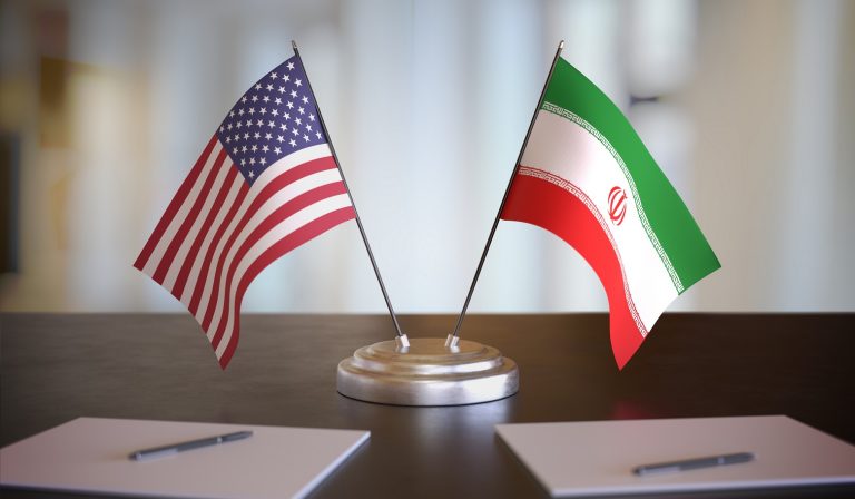 اتفاق جديد في مُتناوَل اليد؟ مُحرِّكات التوصل إلى «صفقة مُصغَّرَة» بين الإدارة الأمريكية وإيران، وإشكالاتها