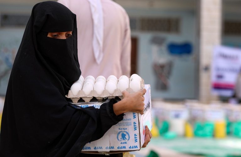 فجوة المال الآخذة في الاتساع: تراجُع المساعدات الإنسانية لليمن وخيارات المجتمع الدولي