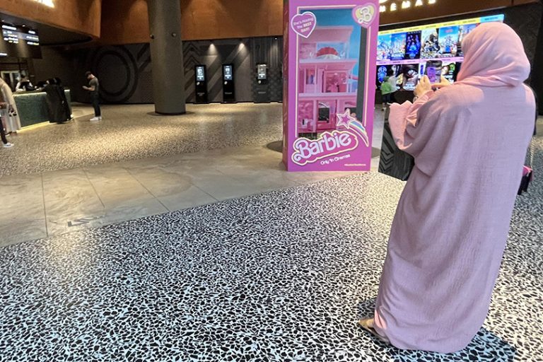دمية باربي.. الجندرية الملونة بنسوية استعمارية