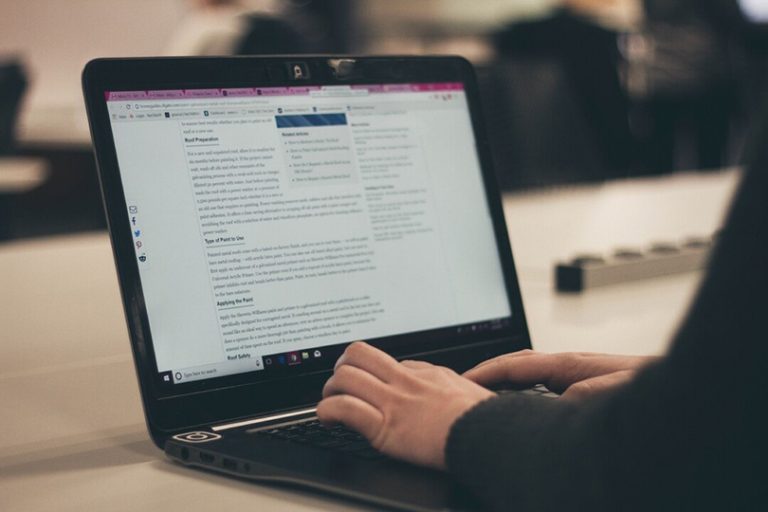 كيف نستخدم الذكاء الاصطناعي في تلخيص الأوراق البحثية؟