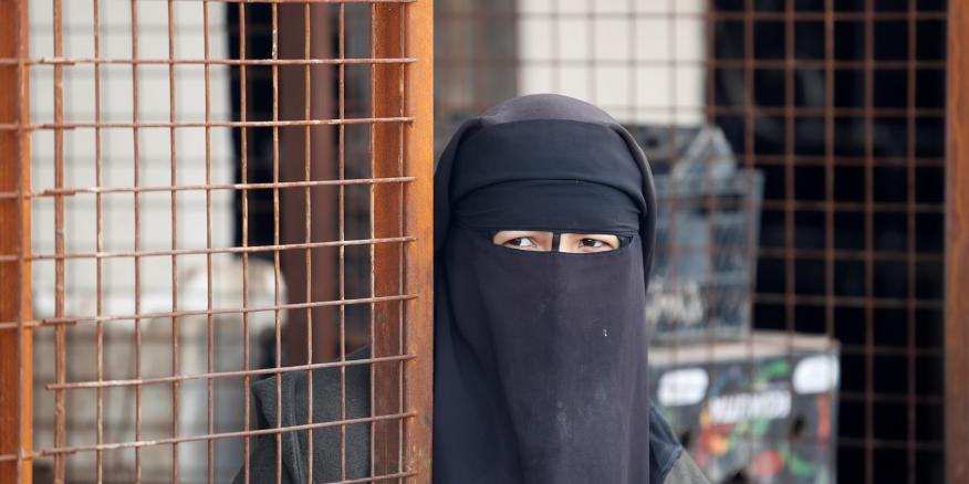 مشكلة “مخيم الهول”: مستقبل العائلات المرتبطة بتنظيم “الدولة الإسلامية”